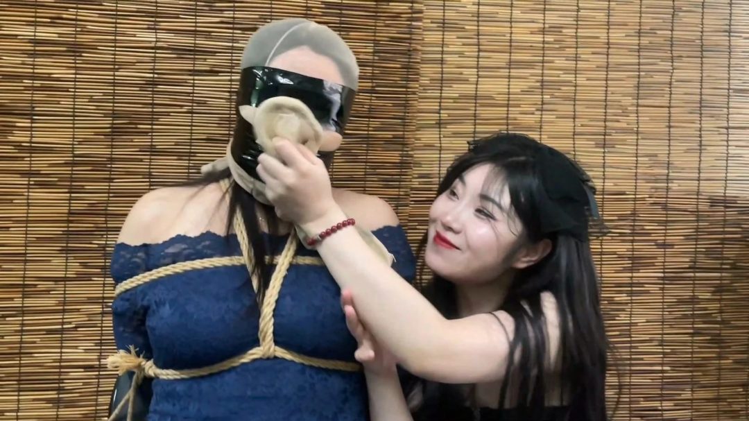 【云雀定拍】《遗产风波 下》继女调母手段再度升级，丝袜内裤套头叠加高跟捂脸，熟女董事长最终闷绝崩溃-3