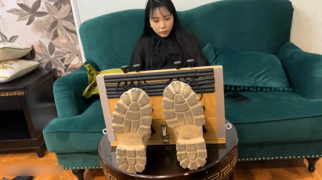 漂亮的-长腿美女足枷TK-1