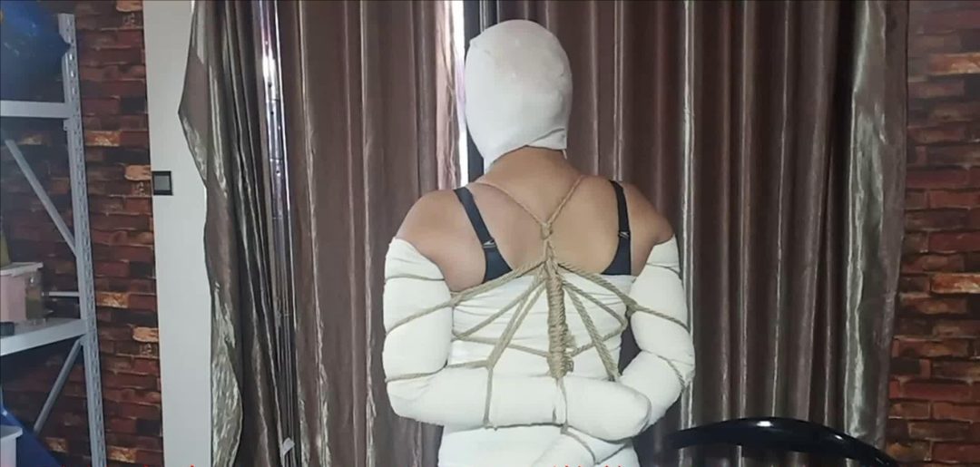 木乃伊捆绑包裹悬吊女模特-2