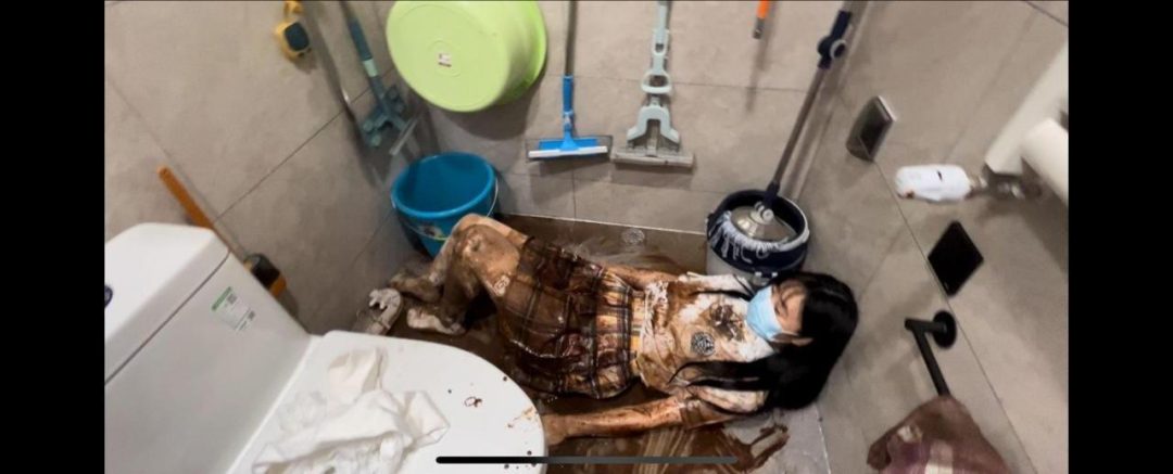 白丝jk妹子踩粘稠物体，浴室玩泥土巧克力-11