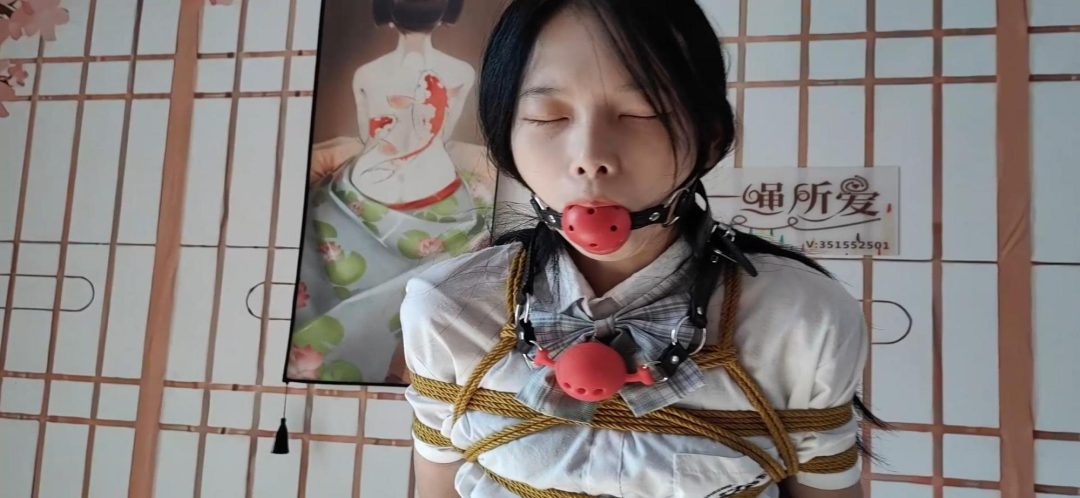 新模小英《日式吊缚站立放置》超长时间放置，堵嘴元素比较多，口球，木棍，口枷，口枷嘴撑到最大，口枷整整咬了半小时，低血糖整整坚持了一小时，差点哭了-3