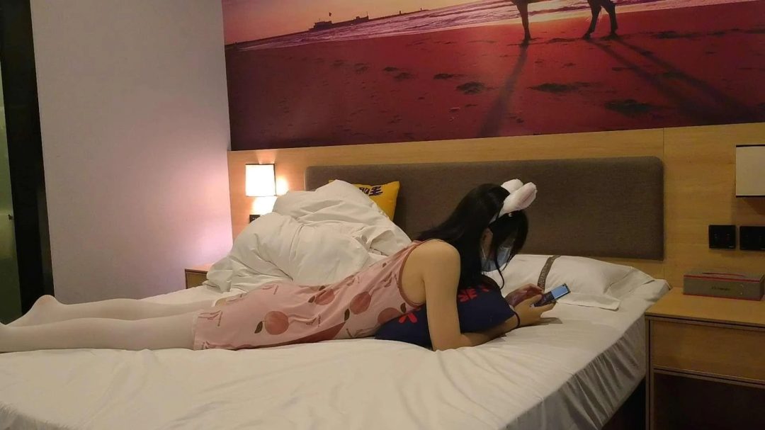 琳斓白丝睡衣脱缚-1