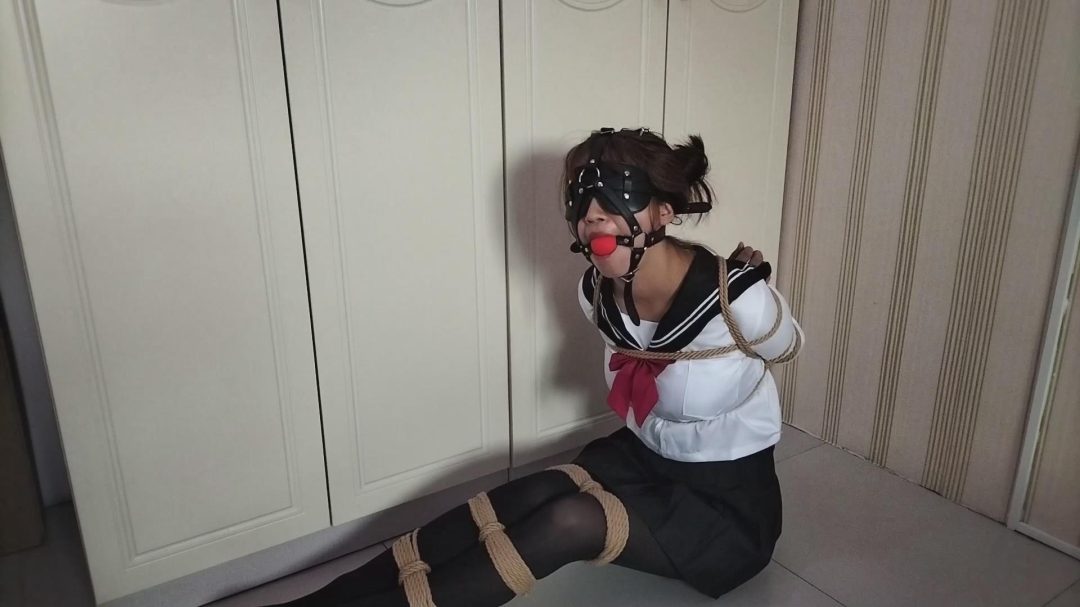 美女遭劫持，日式后高手紧搏捆绑，马具口球，蒙眼，挣扎这在房间里找手机自救-4