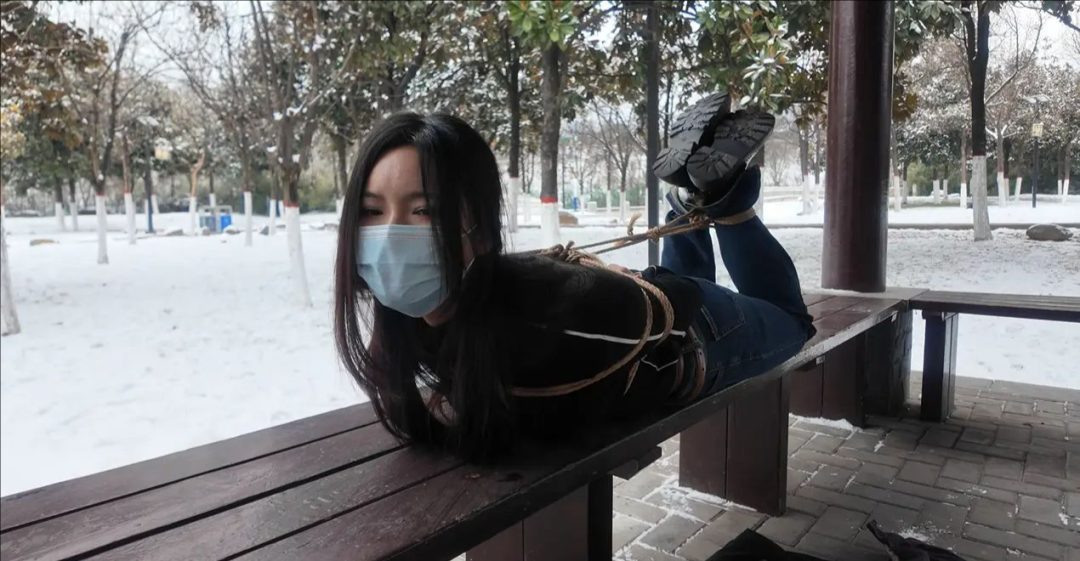 冰天雪地 公园驷马放置挣扎真刺激 心惊胆战 模特怕被别人看到 我也吓坏了-5