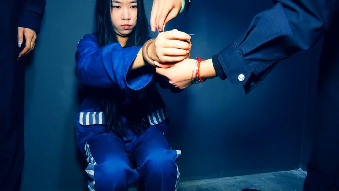 《悲催少女的尽头》下集 蒋梦莹尽管坦白最终还是被判砸上死镣拉到野外执行-6