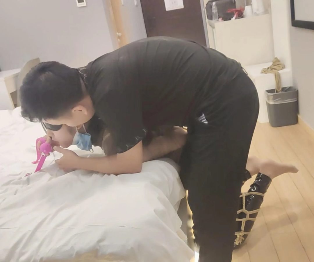 预约比明星漂亮超级女神晓涵酒店捆绑终极TJ过程(晓涵最后一部 三部中必看的一部） 附一张本人头像照片（全程对话 真实体验）-8