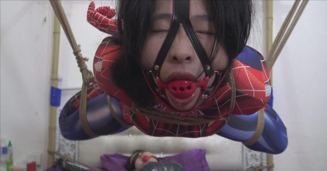 《女蝙蝠侠盗宝惊魂》 下集 两女蝙蝠侠被老大抓获，她们受到各种折磨-3
