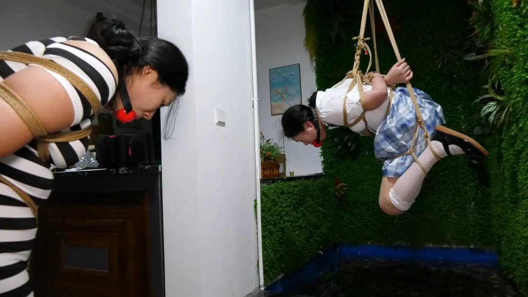 双女M戴超大口球双吊缚 双女M被戴上超大口球吊缚在水池边-7