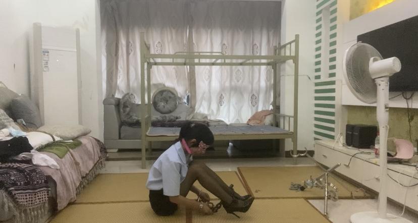 【琳媚】蓝色衬衫+黑丝短群裙+黑丝+黑色高跟鞋+自带手铐脚镣和戴口球-3