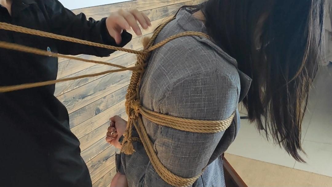 小苏反绑吊缚腿缚口球流很多口水罚站-6