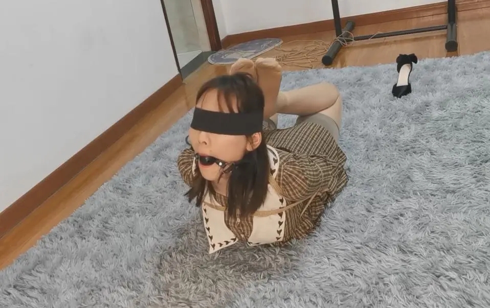 奥特曼也很酷：诗诗老师绑成驷马-8