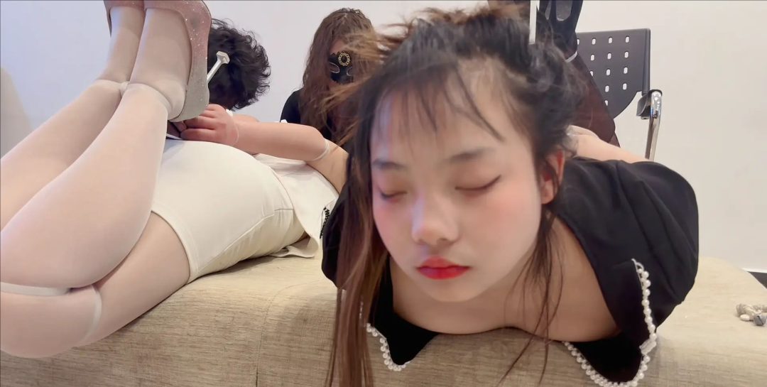 捆绑前的调教 扎带驷马 蒙眼 口球堵嘴 tk打脚心-3