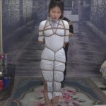 《极限花样紧缚 三 》 旗袍美女被绑架回来，被各种捆绑，还把舌头给绑上