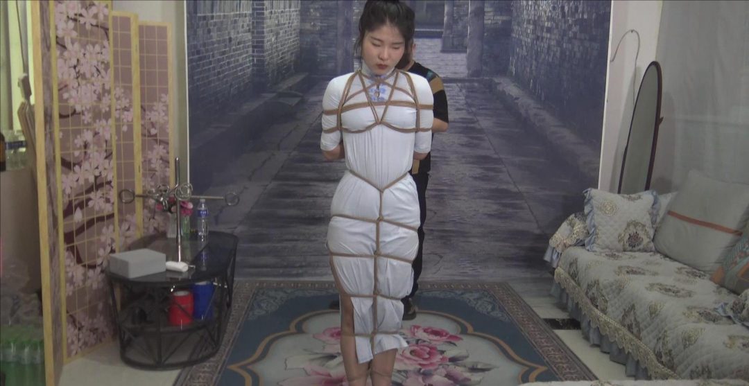 《极限花样紧缚 三 》 旗袍美女被绑架回来，被各种捆绑，还把舌头给绑上-1