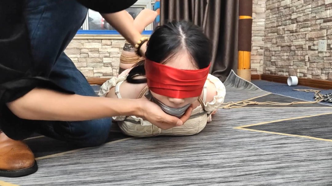 一绳所爱定拍————卢曼莹被劫持，惨遭捆绑放置，头发悬吊+严密驷马捆绑-12