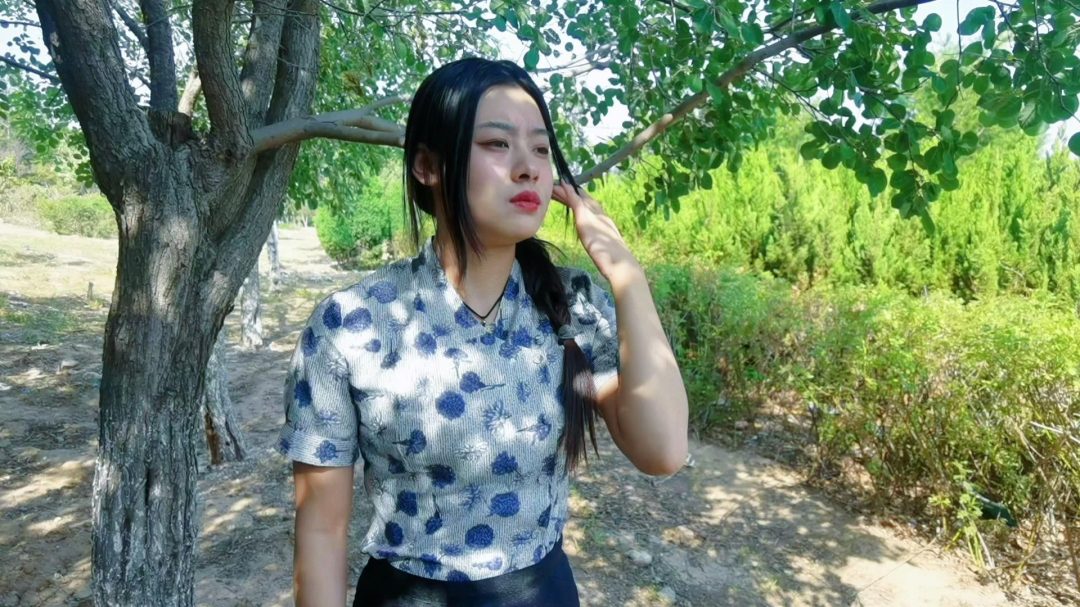 空姐希希在小树林约会,被路过的人发现捆绑-1
