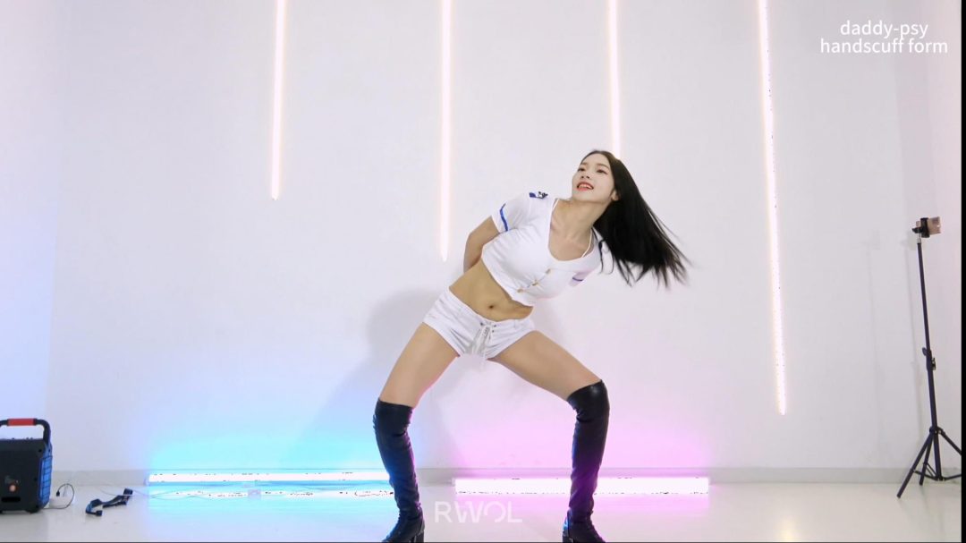 PSY - DADDY (手铐舞蹈, Handcuff Dance)-1