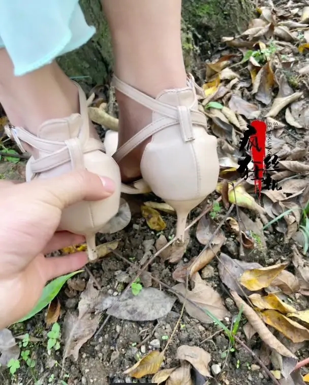 陌陌约到的素人妹子.裸足高跟诱惑-3