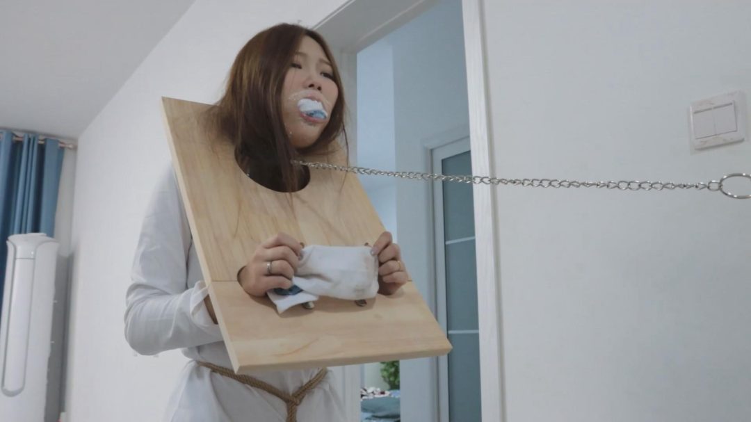 【绝版模特蜚】【得意客定拍】《不良少女改造计划2》原味堵嘴+湿袜游街，木枷加身放置反省！-13