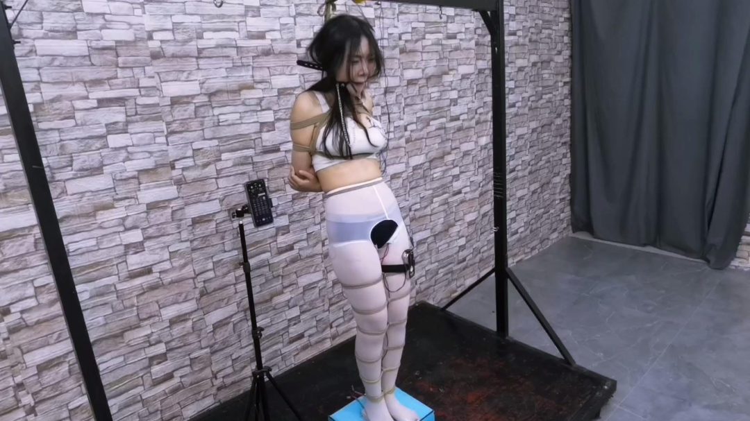 将女骗子绳捆索绑直立吊起来,脚底按了个脚踏开关,头顶按了个360激活开关串联于郊狼电击,上下自动电击,到最后竞将女骗子折磨成了植物人,....-7