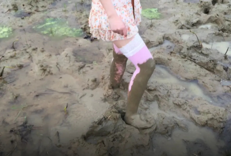 经典萌妹白丝乡间踩泥 4款袜子 轮番蹂躏-6