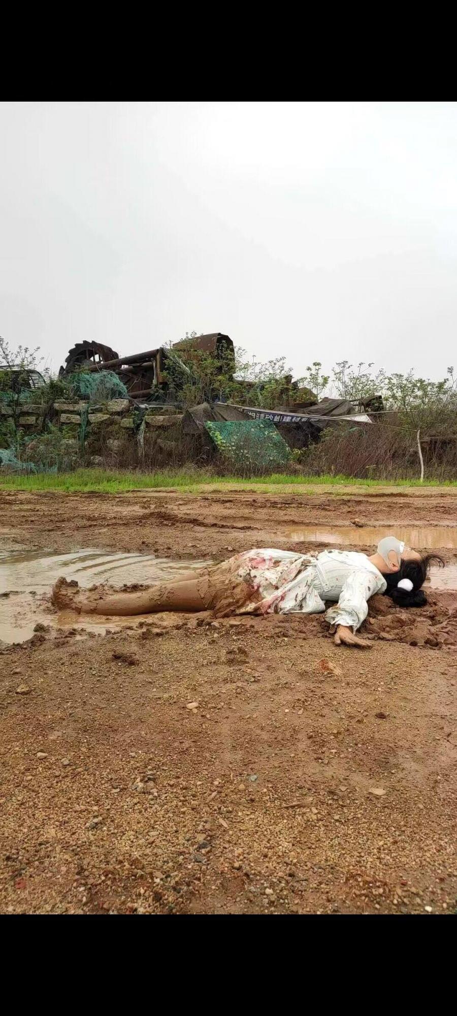 lo裙白丝工地玩泥经典系列-12