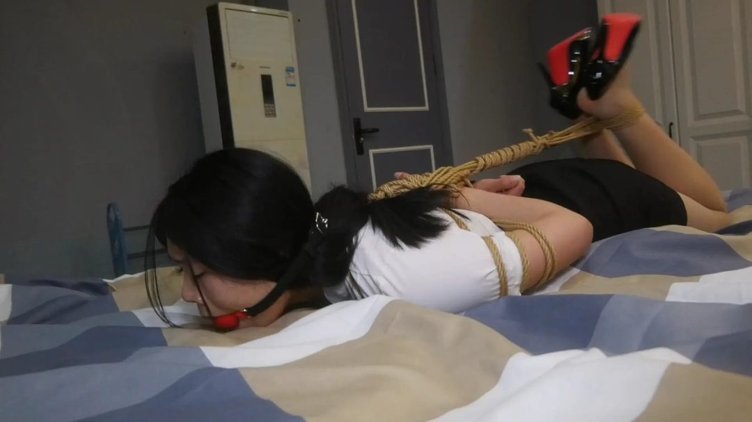 新场地《酒吧里的镣铐女仆 》 女王利用出租房子为由绑架女房东带入自己酒吧当女仆供自己玩乐-9