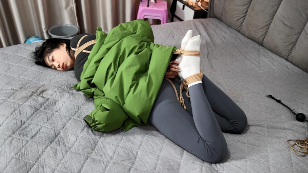 晴子大床上的例行训练第三季，大长腿、脏白袜、欧式直臂、股绳驷马放置，附赠10公分凉高美足自我展示片段,，晴子被冻感冒了-10