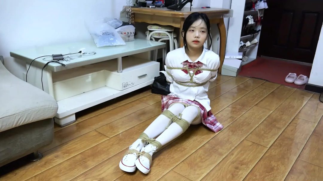 日式并腿捡鞋子-2