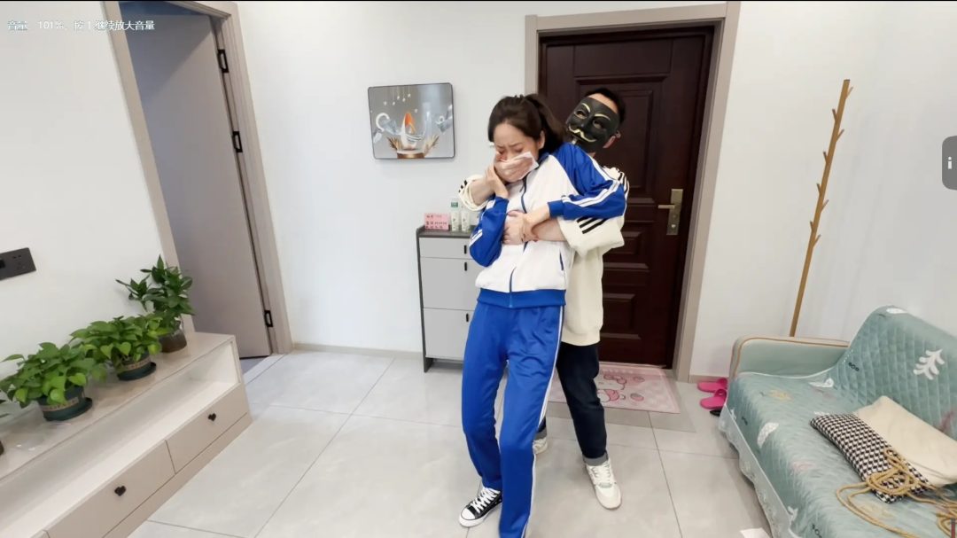 尾随者用迷药手帕堵住口鼻-4