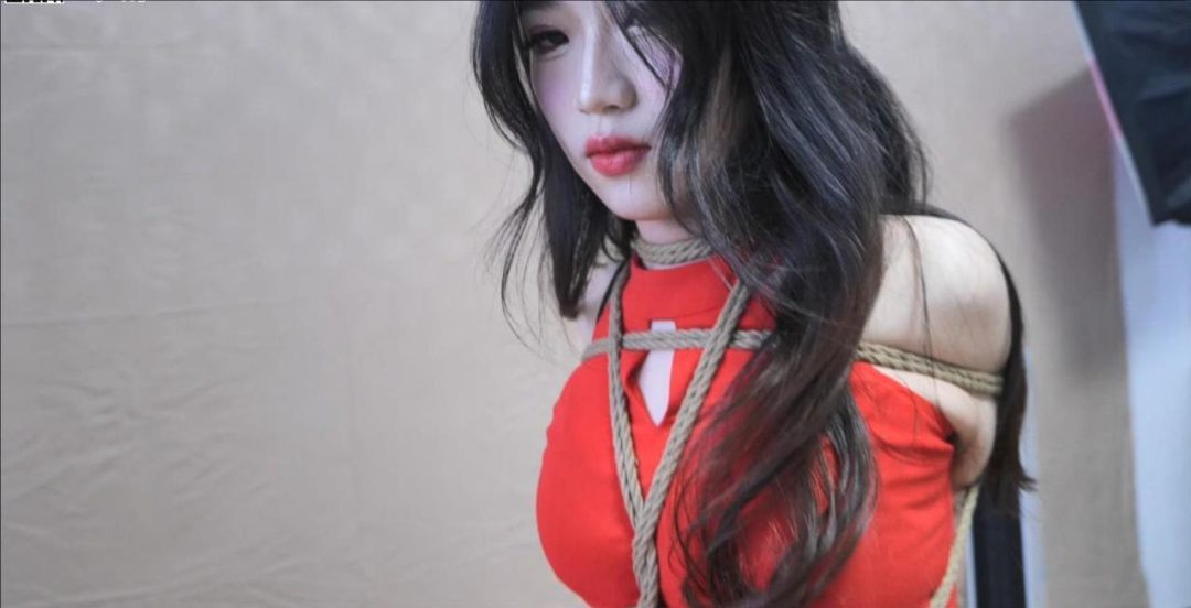 可儿试镜第一集：惊艳了这个冬天的新人，性感红裙，肉丝超高，极限直臂、蛇缚驷马，股绳刺激，大号口球、全方位TK挑逗测试，敏感娇嫩如花少女，努力蠕动和挣扎，完美反应-6