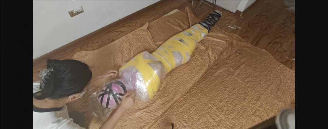 女M保鲜膜全包,堵嘴,头部多层包裹上锁控制呼吸,胶带捆绑,踩踏坐脸玩弄-6 女M保鲜膜全包,堵嘴,头部多层包裹上锁控制呼吸,胶带捆绑,踩踏坐脸玩弄-6