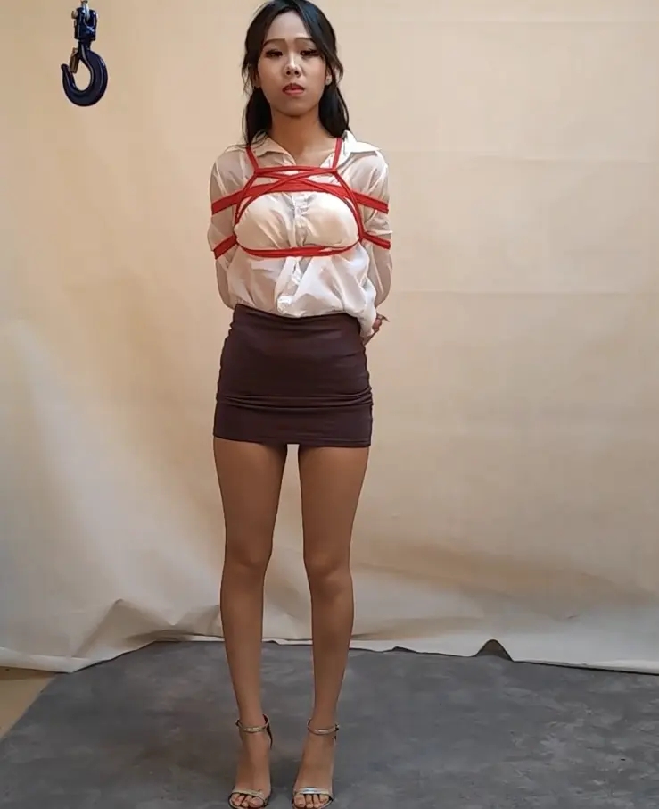 陈雪颜 白衬衣女犯电葫芦吊绑-6
