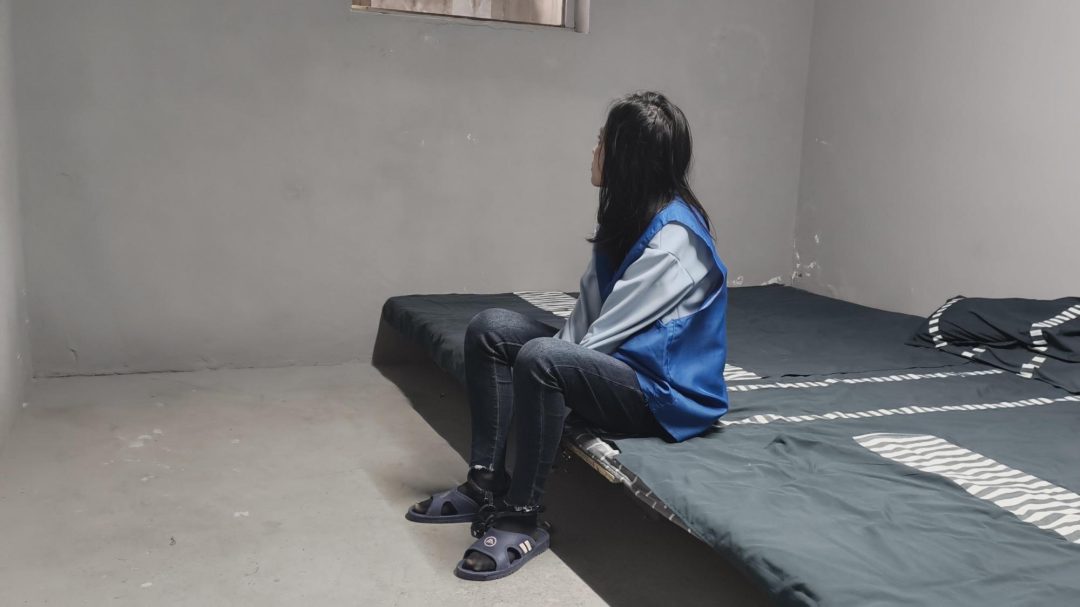 【忘忧社工作室】女犯被抓获并指控为贩卖 罪。在审讯过程中，她起初否认涉 ，但最终被吊起手，拷问，承认进行贩-8