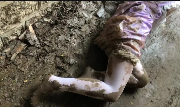 职业白丝lo娘首次尝试 马路边泥坑+下水道打滚弄脏-8