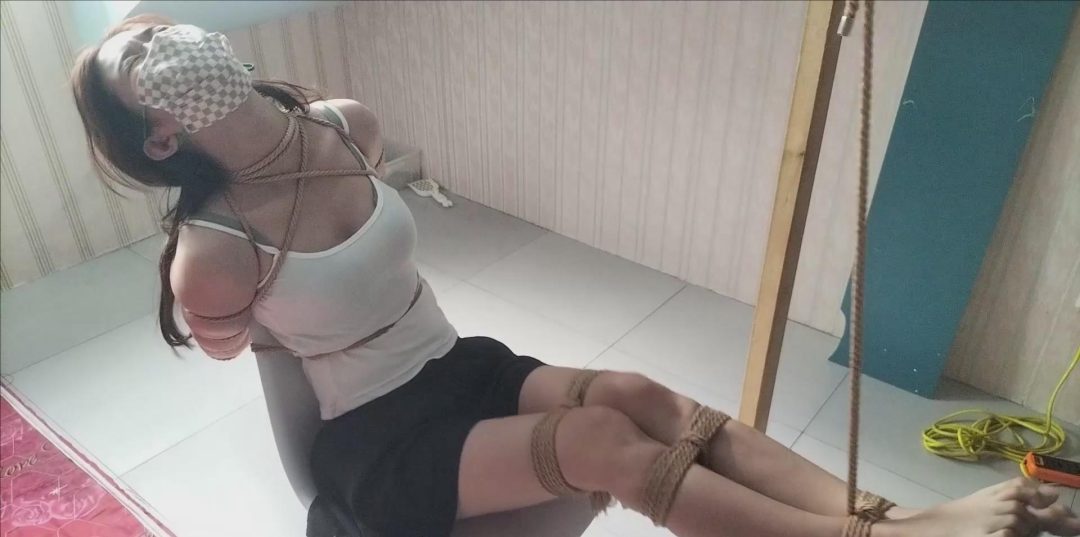 蝶梦的惩罚：蝶梦犯错接受惩罚，紧搏把脚到起来，痒痒她的脚丫，肚子，放到沙发上继续，惩罚打屁股-1