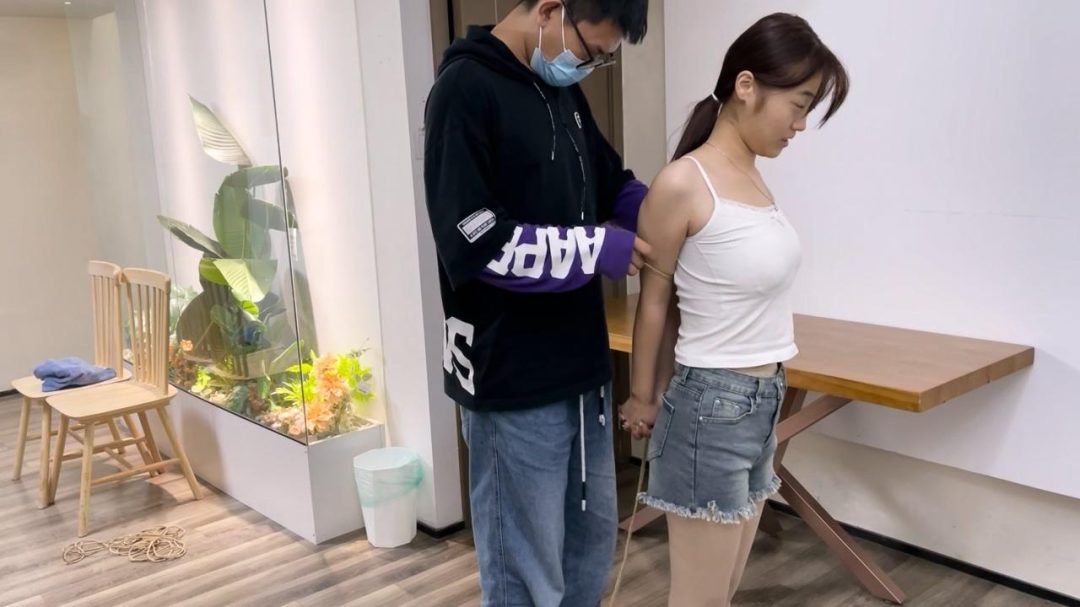奥特曼定拍：舞蹈生妹子欧式直臂口球2小时超长时间放置-1