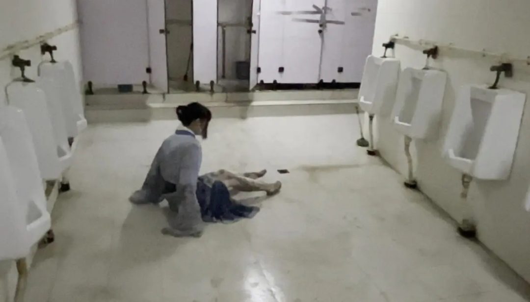汉服白丝少女地库男厕所打滚弄脏-6