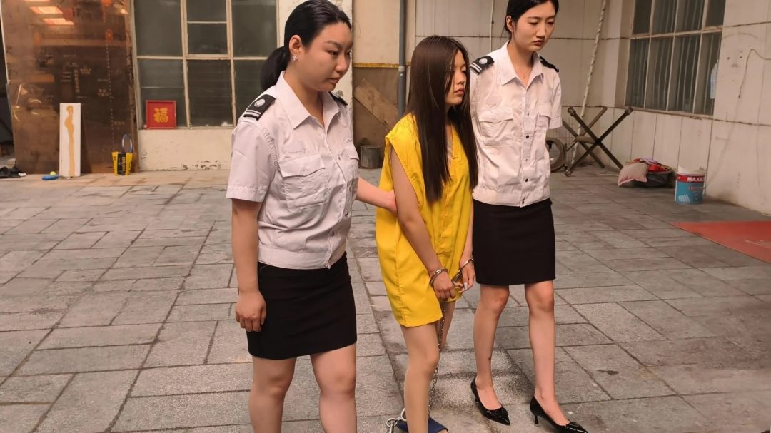新场地模特小涵出演女犯本系列第四部，四女囚系列之拐卖儿童张倩被抓捕，一开始她拒不交代，被帽子姐姐铐起来脚尖着地，终于承受不住，手铐脚镣，审讯，放风，高颜值模特倾情演绎，剧情饱满过瘾-14