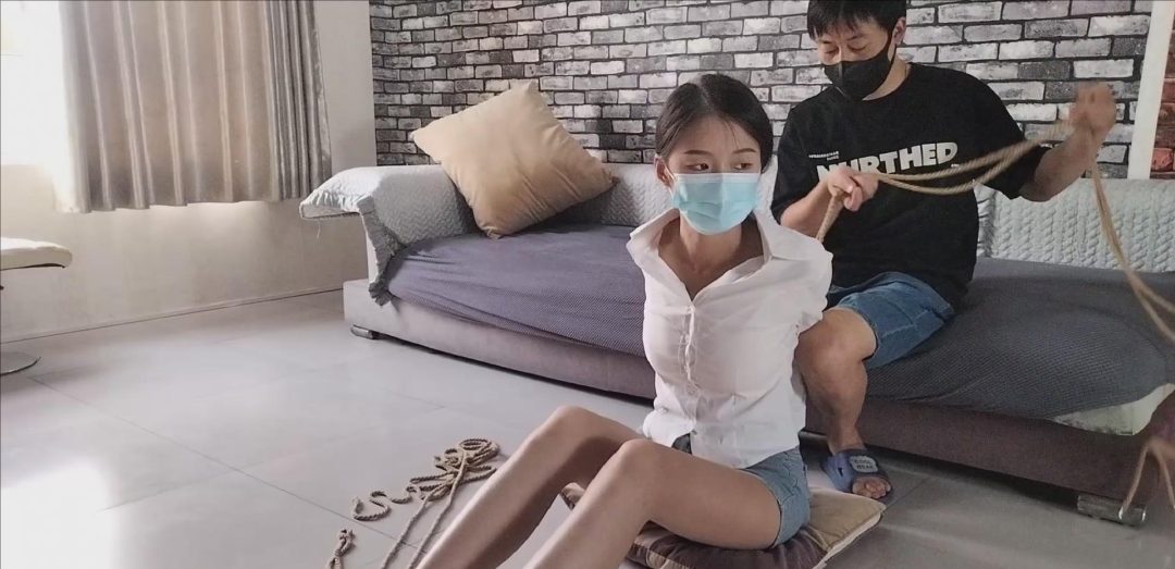 依纯尝试直臂捆绑，意外发现，她特别怕痒痒，痒痒脚丫，拼命挣扎-2