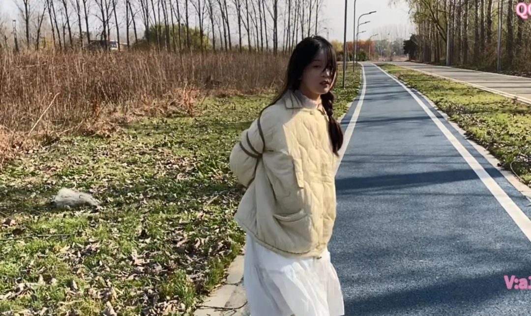 女大学生第一次体验捆绑，室外，3度。6级风，寒风刺骨 可是依然开心-2