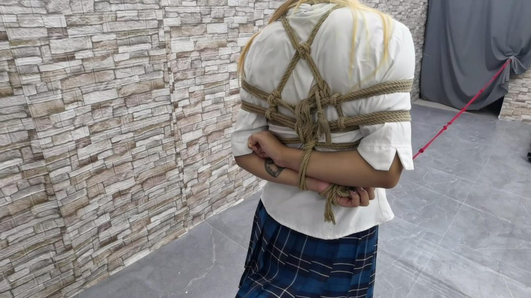JK少女被抓获,宁死不供出团伙,那就让其尝尝脚钉的厉害.-8