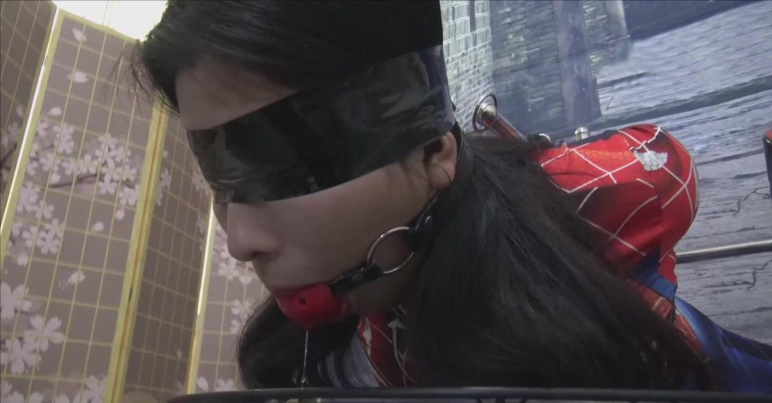 《女蝙蝠侠盗宝惊魂》 上集 两女蝙蝠侠盗去一个老大家里盗取一颗夜明珠，结果被老大抓获-8