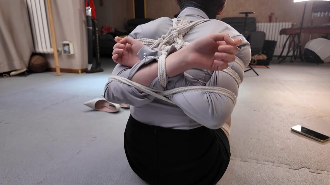 一绳所爱定拍—致敬老狼风格捆绑，贝贝惨遭绑架，逃生求救失败后惨遭严密捆绑放置+绷带堵嘴封头-5