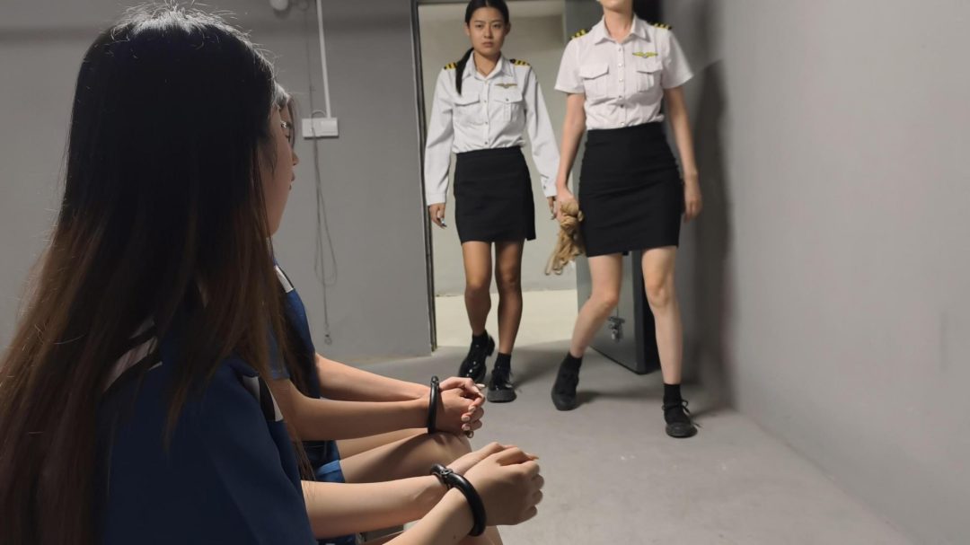 【忘忧社工作室】雨涵林悦在交易时被抓获，带去审讯，带重脚铐加手铐，最后二人被判刑，砸死僚死铐关押，五花大绑-12