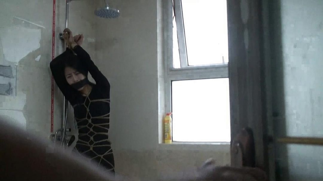 逍遥定拍~猥琐男第一人称视角持枪入室劫持大美女韩懿02;卫生间囚禁调教-8