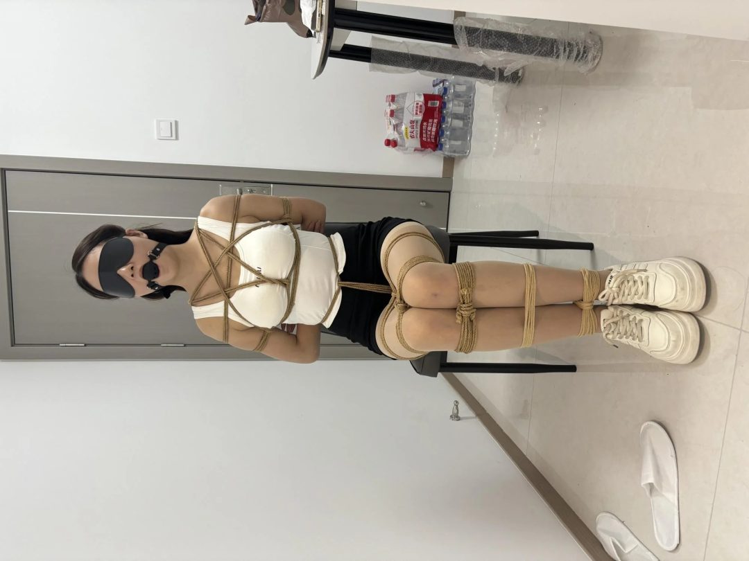 新模小曦体验 肉丝 口球 tk 挣扎 旗袍 单腿吊缚-2