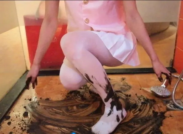 小樱jk白丝 污水洗澡 湿身诱惑 浑身脏臭-8
