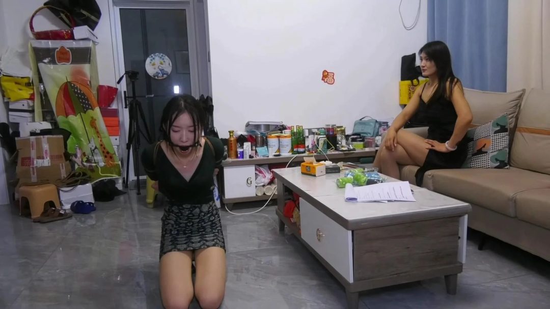 定拍转公映《绑票 》 下集 领导来女王家接女孩，她在女王家里看到女王残酷折磨女孩，领导把女王打倒擒获女王，领导用同样的花样折磨女王-13