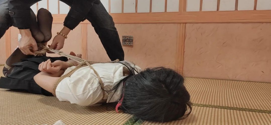 梦瑶剧情《梦瑶遭入室绑架》19岁的甜美女孩，梦瑶，在家玩手机被坏人入室捂嘴后反绑，毛巾堵嘴，求救无果被大号口球堵嘴，口球拉得太紧，根本没有剥夺的余地，拼命挣扎求救想要逃脱。-14